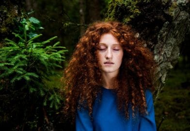 Ménopause et chute de cheveux : ce qui se passe vraiment et les bons gestes pour limiter l’impact