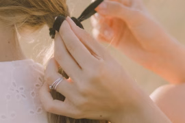 Coiffures faciles festivals été 2026 : 5 styles sans prise de tête