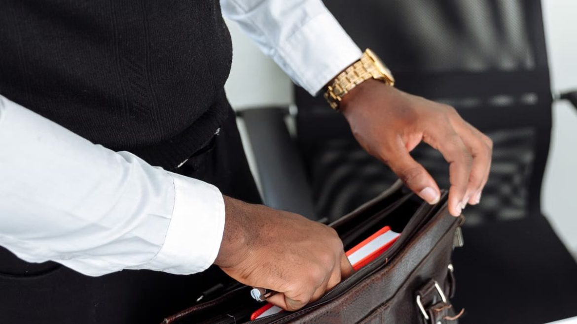 Les accessoires incontournables pour un look de bureau stylé